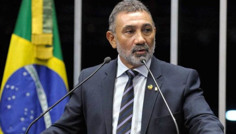 Imagem 1 - Ex-senador é preso por suspeita de mandar matar a ex-esposa, em Roraima. Telmário Mota foi preso em Nerópolis, Goiás, pela Polícia Militar, na noite desta segunda-feira (30). Antônia Araújo Sousa, de 52 anos, foi assassinada no dia 29 de setembro deste ano, em Boa Vista (RR). De acordo com a Polícia Civil, a mulher, que é mãe de uma filha do ex-senador, foi abordada por um homem na saída de casa e, ao virar para respondê-lo, ela foi executada com um tiro na cabeça. O parlamentar foi senador entre 2015 e 2022, mas não foi reeleito na última eleição. Imagem 1 - Ex-senador é preso por suspeita de mandar matar a ex-esposa, em Roraima. Telmário Mota foi preso em Nerópolis, Goiás, pela Polícia Militar, na noite desta segunda-feira (30). Antônia Araújo Sousa, de 52 anos, foi assassinada no dia 29 de setembro deste ano, em Boa Vista (RR). De acordo com a Polícia Civil, a mulher, que é mãe de uma filha do ex-senador, foi abordada por um homem na saída de casa e, ao virar para respondê-lo, ela foi executada com um tiro na cabeça. O parlamentar foi senador entre 2015 e 2022, mas não foi reeleito na última eleição.