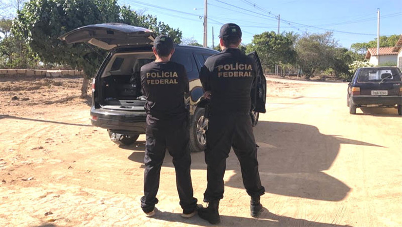 Imagem 1 -  PF apreende em Mossoró e mais 2 cidades documentos e celulares de investigados por contrabando de cigarros. A Operação Rota Oeste foi deflagrada nesta terça-feira (31), no município de Mossoró. Os policiais cumpriram 4 mandados de busca e apreensão expedidos pela Justiça Federal em Pau dos Ferros, nos municípios de Mossoró, Martins e Frutuoso Gomes. Durante as investigações foi possível identificar a presença de elementos em comum entre dois flagrantes lavrados pela Polícia Civil, respectivamente, em novembro de 2022 e maio de 2023, e que apontavam para um grupo familiar na cidade de Frutuoso Gomes/RN, acusado de atuar na comercialização de cigarros contrabandeados.