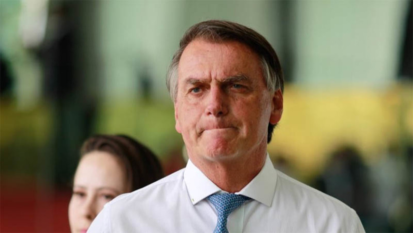 Imagem 1 - Pela segunda vez, Bolsonaro é condenado à inelegibilidade por oito anos. Nesta terça-feira (31), por 5 votos a 2, o TSE condenou o ex-presidente, Jair Bolsonaro, e o candidato a vice-presidente ao lado dele nas eleições 2022, Braga Netto, à inelegibilidade por oito anos, contados a partir do pleito de 2022. A condenação é por abuso de poder político e econômico nas comemorações do Bicentenário da Independência, realizadas no dia 7 de setembro do ano passado em Brasília (DF) e no Rio de Janeiro (RJ). Bolsonaro foi declarado inelegível, por oitos anos, pela segunda vez. A primeira decisão foi dada em julgamento em junho deste ano. Como a penalidade não é cumulativa, o prazo de inelegibilidade permanece o mesmo. Imagem 1 - Pela segunda vez, Bolsonaro é condenado à inelegibilidade por oito anos. Nesta terça-feira (31), por 5 votos a 2, o TSE condenou o ex-presidente, Jair Bolsonaro, e o candidato a vice-presidente ao lado dele nas eleições 2022, Braga Netto, à inelegibilidade por oito anos, contados a partir do pleito de 2022. A condenação é por abuso de poder político e econômico nas comemorações do Bicentenário da Independência, realizadas no dia 7 de setembro do ano passado em Brasília (DF) e no Rio de Janeiro (RJ). Bolsonaro foi declarado inelegível, por oitos anos, pela segunda vez. A primeira decisão foi dada em julgamento em junho deste ano. Como a penalidade não é cumulativa, o prazo de inelegibilidade permanece o mesmo.