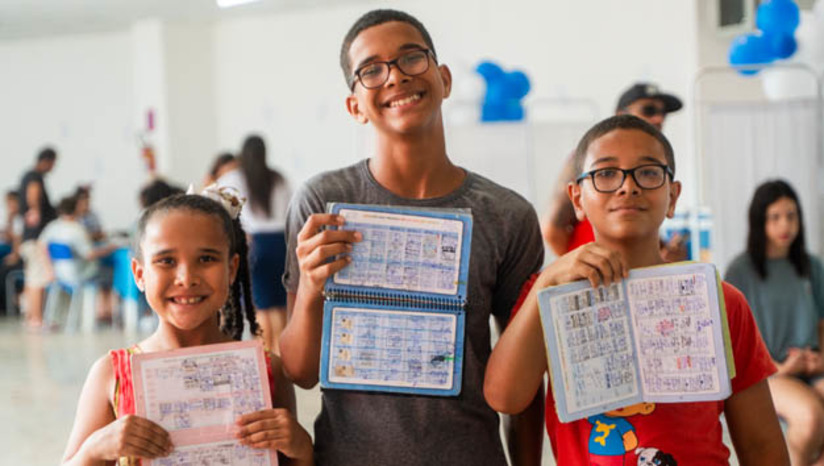 Imagem 1 - Imunização contra a Covid-19 passará a fazer parte do Calendário Nacional de Vacinação . A medida passará a valer a partir de 2024. A recomendação do Ministério da Saúde é priorizar crianças de 6 meses a menores de 5 anos e os grupos com maior risco de desenvolver as formas graves da doença. O Brasil segue a tendência observada mundialmente e registra oscilação no número de casos de Covid-19. A secretária de Vigilância em Saúde e Ambiente, Ethel Maciel, reforça que a Covid-19 é uma doença imunoprevenível, ou seja, capaz de ser prevenida com a vacina. “A Covid-19 é uma doença de constante monitoramento, requer atenção e por isso temos fortalecido as ações de prevenção por meio do Movimento Nacional da Vacinação”, explicou. Imagem 1 - Imunização contra a Covid-19 passará a fazer parte do Calendário Nacional de Vacinação . A medida passará a valer a partir de 2024. A recomendação do Ministério da Saúde é priorizar crianças de 6 meses a menores de 5 anos e os grupos com maior risco de desenvolver as formas graves da doença. O Brasil segue a tendência observada mundialmente e registra oscilação no número de casos de Covid-19. A secretária de Vigilância em Saúde e Ambiente, Ethel Maciel, reforça que a Covid-19 é uma doença imunoprevenível, ou seja, capaz de ser prevenida com a vacina. “A Covid-19 é uma doença de constante monitoramento, requer atenção e por isso temos fortalecido as ações de prevenção por meio do Movimento Nacional da Vacinação”, explicou.