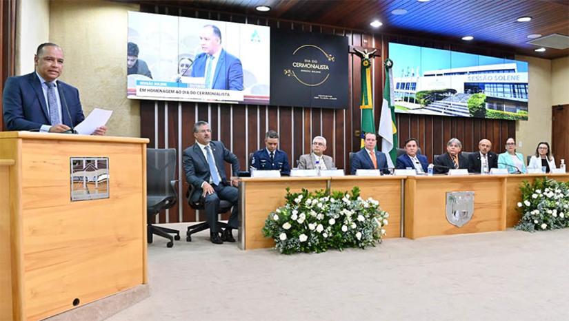 Imagem 1 - Deputados Estaduais prestam homenagens a profissionais pelo Dia do Cerimonialista. A homenagem aconteceu em Sessão Solene realizada nesta terça-feira (31), por iniciativa do deputado Taveira Júnior (União Brasil). Comemorado anualmente em 29 de outubro, o Dia do Cerimonialista foi instituído nos calendários oficiais através de um projeto de lei aprovado no senado em 2009. "Esses profissionais são os verdadeiros artífices por trás das cerimônias que marcam momentos significativos em nossas vidas, assegurando que cada detalhe seja meticulosamente planejado e executado com sensibilidade. Além disso, os cerimonialistas desempenham um papel vital na preservação das tradições e protocolos que compõem a essência de nossa cultura e sociedade", justificou o deputado. Imagem 1 - Deputados Estaduais prestam homenagens a profissionais pelo Dia do Cerimonialista. A homenagem aconteceu em Sessão Solene realizada nesta terça-feira (31), por iniciativa do deputado Taveira Júnior (União Brasil). Comemorado anualmente em 29 de outubro, o Dia do Cerimonialista foi instituído nos calendários oficiais através de um projeto de lei aprovado no senado em 2009. "Esses profissionais são os verdadeiros artífices por trás das cerimônias que marcam momentos significativos em nossas vidas, assegurando que cada detalhe seja meticulosamente planejado e executado com sensibilidade. Além disso, os cerimonialistas desempenham um papel vital na preservação das tradições e protocolos que compõem a essência de nossa cultura e sociedade", justificou o deputado.