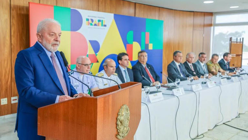 Imagem 1 -  Lula assina GLO para reforçar o combate ao tráfico de drogas e armas em aeroportos e portos do paísA Garantia da Lei e da Ordem (GLO) será válida, inicialmente, até maio do ano que vem. Ela permite que o Governo Federal, por meio das Forças Armadas, Polícia Federal e Polícia Rodoviária Federal, possa atuar em ações no Porto do Rio de Janeiro, Porto de Itaguaí (RJ) e Porto de Santos (SP), bem como no Aeroporto do Galeão, no Rio, e no Aeroporto de Guarulhos, em São Paulo. Além da atuação em portos e aeroportos, o presidente Lula anunciou que o Exército e a Aeronáutica, em articulação com a PF e a PRF, fortalecerão ações relativas à faixa de fronteira do Brasil com outros países, com ênfase nos estados do Paraná, Mato Grosso e Mato Grosso do Sul. 
