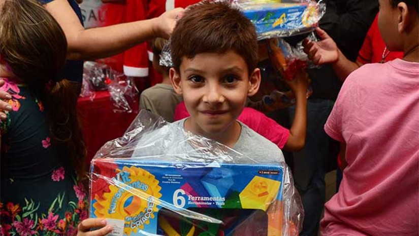 Imagem 1 -  A campanha de 2023 tem como meta a arrecadação de pelo menos 3.500 brinquedos, além de livros paradidáticos, para serem distribuídos entre mais de 20 Unidades de Educação Infantil (UEIs) municipais, contemplando comunidades rurais, entidades sociais e de saúde que atendem crianças em situação de vulnerabilidade social. Neste ano, tendo como foco a inclusão, a campanha Meu Melhor Natal promoverá a entrega de brinquedos específicos para crianças com deficiências ou necessidades especiais das instituições selecionadas. 