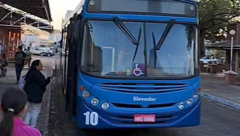 Imagem 1 - Mossoró terá ônibus gratuito para estudantes que vão fazer o Enem; confira os horários das linhas. A operação acontecerá nas duas datas da seleção, próximos domingos, dias 5 e 12 de novembro. O funcionamento grátis do serviço é resultado de parceria entre a concessionária do transporte coletivo, Cidade do Sol, e a Prefeitura de Mossoró. As linhas Vingt Rosado, Nova Vida, Sumaré, Belo Horizonte/Bom Jesus, Shopping/Macarrão, além da Nova Mossoró, Planalto e Odete Rosado partirão dos bairros, com destino aos locais de prova, às 11h30. O retorno ocorrerá às 19h10. Já a linha Abolições/Santa Delmira/Redenção sairá dos bairros às 11h e retornará às 19h10. Imagem 1 - Mossoró terá ônibus gratuito para estudantes que vão fazer o Enem; confira os horários das linhas. A operação acontecerá nas duas datas da seleção, próximos domingos, dias 5 e 12 de novembro. O funcionamento grátis do serviço é resultado de parceria entre a concessionária do transporte coletivo, Cidade do Sol, e a Prefeitura de Mossoró. As linhas Vingt Rosado, Nova Vida, Sumaré, Belo Horizonte/Bom Jesus, Shopping/Macarrão, além da Nova Mossoró, Planalto e Odete Rosado partirão dos bairros, com destino aos locais de prova, às 11h30. O retorno ocorrerá às 19h10. Já a linha Abolições/Santa Delmira/Redenção sairá dos bairros às 11h e retornará às 19h10.