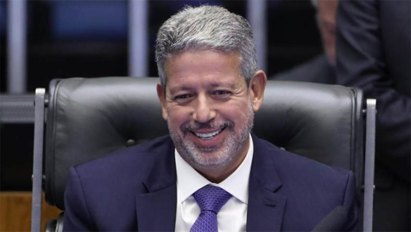   [COLUNA ESPLANADA] Há três nomes com chances para suceder Arthur Lira na Presidência da Câmara em 2025: Elmar Nascimento (União-BA) – apadrinhado pelo atual presidente –, Marcos Pereira (Republicanos-SP) e Antônio Brito (PSD-BA). Ministro das Relações Institucionais, Alexandre Padilha elogia muito Pereira, repetindo ser ele “mais atencioso” e “cortês”.