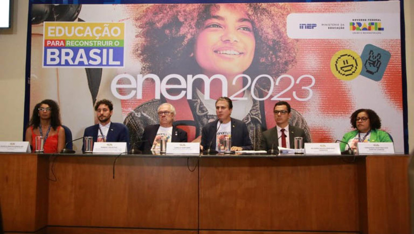 Imagem 1 - 71,9% dos inscritos compareceram ao primeiro dia do Enem 2024, segundo o MEC. O balanço parcial foi apresentado, em coletiva de imprensa, neste domingo (5), pelo ministro da Educação, Camilo Santana, e pelo presidente do Instituto Nacional de Estudos e Pesquisas Educacionais Anísio Teixeira (Inep), Manuel Palacios. No total, foram 9.396 locais de prova e 10.086 coordenações, nas 132.466 salas de aplicação, em 1.750 municípios, distribuídos pelas 27 unidades da Federação. Ao todo, 4.293 participantes foram eliminados por portar equipamento eletrônico; ausentar-se antes do horário permitido; ou por não atender orientações dos fiscais, por exemplo. Outras 905 pessoas foram afetadas por problemas, como emergências médicas, interrupções temporárias de energia elétrica ou abastecimento de água. Imagem 1 - 71,9% dos inscritos compareceram ao primeiro dia do Enem 2024, segundo o MEC. O balanço parcial foi apresentado, em coletiva de imprensa, neste domingo (5), pelo ministro da Educação, Camilo Santana, e pelo presidente do Instituto Nacional de Estudos e Pesquisas Educacionais Anísio Teixeira (Inep), Manuel Palacios. No total, foram 9.396 locais de prova e 10.086 coordenações, nas 132.466 salas de aplicação, em 1.750 municípios, distribuídos pelas 27 unidades da Federação. Ao todo, 4.293 participantes foram eliminados por portar equipamento eletrônico; ausentar-se antes do horário permitido; ou por não atender orientações dos fiscais, por exemplo. Outras 905 pessoas foram afetadas por problemas, como emergências médicas, interrupções temporárias de energia elétrica ou abastecimento de água.