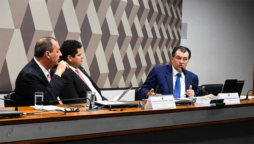 Imagem 1 - Reforma Tributária será votada nesta terça (7) na Comissão de Constituição e Justiça do Senado. A expectativa é que o relatório do senador Eduardo Braga (MDB-AM) seja aprovado e enviado ao Plenário para ser analisado na quarta-feira (8), conforme já consta na pauta montada pelo presidente do Senado, Rodrigo Pacheco. A reforma tem objetivo de simplificar o sistema tributário e transformará cinco tributos (ICMS, ISS, IPI, PIS e Cofins) em três: o Imposto sobre Bens e Serviços (IBS), a Contribuição sobre Bens e Serviços (CBS) e o Imposto Seletivo. Imagem 1 - Reforma Tributária será votada nesta terça (7) na Comissão de Constituição e Justiça do Senado. A expectativa é que o relatório do senador Eduardo Braga (MDB-AM) seja aprovado e enviado ao Plenário para ser analisado na quarta-feira (8), conforme já consta na pauta montada pelo presidente do Senado, Rodrigo Pacheco. A reforma tem objetivo de simplificar o sistema tributário e transformará cinco tributos (ICMS, ISS, IPI, PIS e Cofins) em três: o Imposto sobre Bens e Serviços (IBS), a Contribuição sobre Bens e Serviços (CBS) e o Imposto Seletivo.