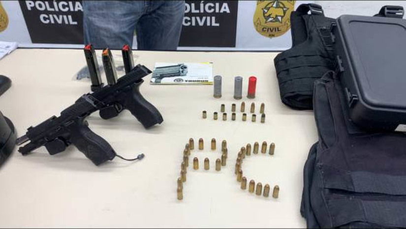 Imagem 1 - Pelo menos três GCMs participaram do ataque o carro do comandante da guarda de Mossoró. A informação foi repassada nesta terça-feira (7), pelo delegado Regional, Rafael Arraes, e pelo delegado da 38ª DP de Mossoró, Dênis Carvalho. O ataque à viatura descaracterizada, utilizada pelo comandante da Guarda Municipal de Mossoró, Thiago Fernandes, aconteceu no dia 11 de outubro. O veículo foi alvejado a tiros, enquanto estava estacionado em frente a residência dele. Segundo Denis Carvalho, as investigações apontaram para a participação de, pelo menos, três guardas nesse crime. Durante a madrugada de hoje, a polícia civil cumpriu mandados de busca e apreensão em residências ligadas aos suspeitos, onde apreenderam um carro, possivelmente utilizado no crime, munições e duas armas, uma delas de uso funcional. Imagem 1 - Pelo menos três GCMs participaram do ataque o carro do comandante da guarda de Mossoró. A informação foi repassada nesta terça-feira (7), pelo delegado Regional, Rafael Arraes, e pelo delegado da 38ª DP de Mossoró, Dênis Carvalho. O ataque à viatura descaracterizada, utilizada pelo comandante da Guarda Municipal de Mossoró, Thiago Fernandes, aconteceu no dia 11 de outubro. O veículo foi alvejado a tiros, enquanto estava estacionado em frente a residência dele. Segundo Denis Carvalho, as investigações apontaram para a participação de, pelo menos, três guardas nesse crime. Durante a madrugada de hoje, a polícia civil cumpriu mandados de busca e apreensão em residências ligadas aos suspeitos, onde apreenderam um carro, possivelmente utilizado no crime, munições e duas armas, uma delas de uso funcional.
