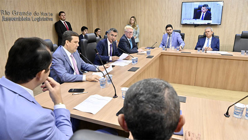 Imagem 1 - CCJ da Assembleia aprova projeto que mantém em 20% a alíquota do ICMS no RN. De iniciativa do Governo do Estado, o PL que altera a lei estadual nº 6.968, de 30 de dezembro de 1996, foi aprovado pela maioria dos deputados que compõem a comissão, nesta terça-feira (7). O projeto visa suprimir o prazo final de vigência da alíquota modal de 20% da cobrança do ICMS, fixado para ocorrer até 31 de dezembro de 2023. A matéria agora segue para o plenário da Casa Legislativa, onde será analisada e votada pelos deputados estaduais. Imagem 1 - CCJ da Assembleia aprova projeto que mantém em 20% a alíquota do ICMS no RN. De iniciativa do Governo do Estado, o PL que altera a lei estadual nº 6.968, de 30 de dezembro de 1996, foi aprovado pela maioria dos deputados que compõem a comissão, nesta terça-feira (7). O projeto visa suprimir o prazo final de vigência da alíquota modal de 20% da cobrança do ICMS, fixado para ocorrer até 31 de dezembro de 2023. A matéria agora segue para o plenário da Casa Legislativa, onde será analisada e votada pelos deputados estaduais.