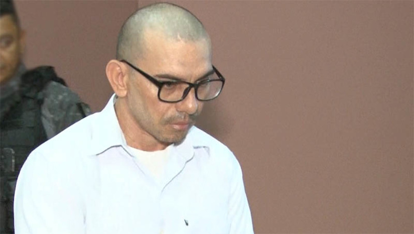 Imagem 1 - Réu é condenado por três crimes em júri popular realizado nesta terça (7), em Mossoró. Daniel Berg Felipe da Silva sentou no banco dos réus do Fórum Desembargador Silveira Martins nesta terça-feira (7), para responder pelo homicídio de Fabricio Antônio da Costa Leite, de 21 anos. Por este crime, o réu foi condenado a pena de 18 anos e 9 meses. Daniel também foi condenado por outros dois crimes, sendo estes comunicação falsa de sequestro (pena de 1 mês e 18 dias) e posse ilegal de munição (pena de 1 ano e multa); a pauta do TJP segue nesta quarta-feira (8) com o julgamento de Weslley Borges da Silva. Ele é acusado de ter matado a tiros Italo Gabriel Rodrigues Nunes, no dia 30 de janeiro de 2022, no Clube da Caixa, localizado na Av. Presidente Dutra, no Alto de São Manoel. Imagem 1 - Réu é condenado por três crimes em júri popular realizado nesta terça (7), em Mossoró. Daniel Berg Felipe da Silva sentou no banco dos réus do Fórum Desembargador Silveira Martins nesta terça-feira (7), para responder pelo homicídio de Fabricio Antônio da Costa Leite, de 21 anos. Por este crime, o réu foi condenado a pena de 18 anos e 9 meses. Daniel também foi condenado por outros dois crimes, sendo estes comunicação falsa de sequestro (pena de 1 mês e 18 dias) e posse ilegal de munição (pena de 1 ano e multa); a pauta do TJP segue nesta quarta-feira (8) com o julgamento de Weslley Borges da Silva. Ele é acusado de ter matado a tiros Italo Gabriel Rodrigues Nunes, no dia 30 de janeiro de 2022, no Clube da Caixa, localizado na Av. Presidente Dutra, no Alto de São Manoel.