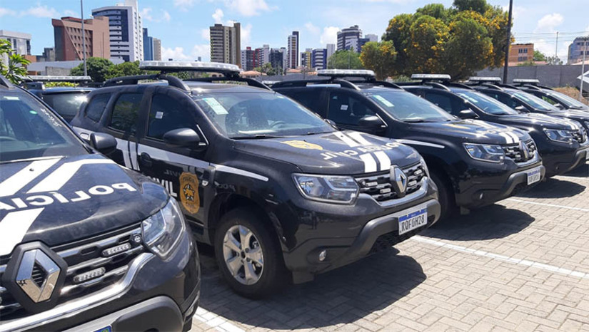 Imagem 1 - Mais de 100 novas viaturas serão entregue hoje (8) para as forças de segurança pública do RN . A solenidade de entrega está marcada para às 16h, no estacionamento da Arena das Dunas, em Natal. Esta será a entrega da segunda remessa de veículos de um total de 300 viaturas locadas para as forças de segurança pública do RN, fruto de parte do investimento de R$ 100 milhões anunciados pelo ministro da Justiça e Segurança Pública, Flávio Dino, no mês de março. Imagem 1 - Mais de 100 novas viaturas serão entregue hoje (8) para as forças de segurança pública do RN . A solenidade de entrega está marcada para às 16h, no estacionamento da Arena das Dunas, em Natal. Esta será a entrega da segunda remessa de veículos de um total de 300 viaturas locadas para as forças de segurança pública do RN, fruto de parte do investimento de R$ 100 milhões anunciados pelo ministro da Justiça e Segurança Pública, Flávio Dino, no mês de março.