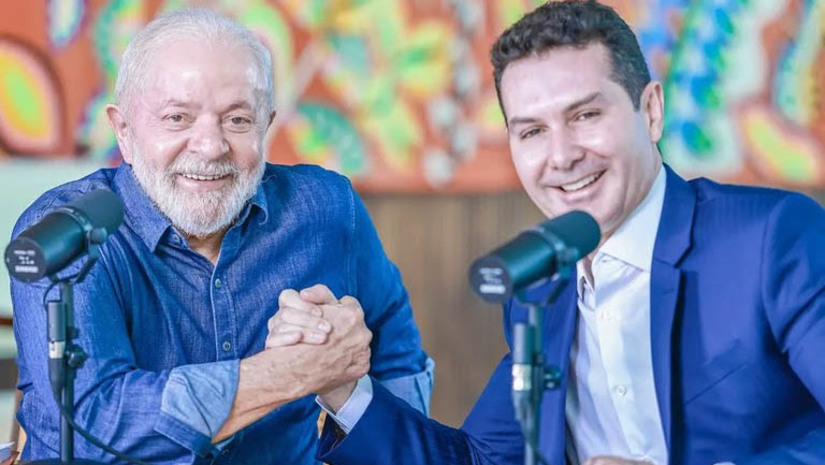 Imagem 1 - “Vamos ultrapassar a meta de 2 milhões de unidades habitacionais contratadas nesses quatro anos”. A afirmação é do ministro das Cidades, Jader Filho, feita durante o programa Conversa com o Presidente, nesta terça-feira (7). Ao longo do bate-papo, o ministro e o presidente Luiz Inácio Lula da Silva falaram sobre os novos planos para municípios com menos de 50 mil habitantes, as condições especiais de quitação para integrantes do Bolsa Família e do Benefício de Prestação Continuada, citaram estudos para incluir pessoas com renda de até R$ 12 mil mensais nos financiamentos e anunciaram novidades referentes às áreas rurais atingidas por calamidades. Imagem 1 - “Vamos ultrapassar a meta de 2 milhões de unidades habitacionais contratadas nesses quatro anos”. A afirmação é do ministro das Cidades, Jader Filho, feita durante o programa Conversa com o Presidente, nesta terça-feira (7). Ao longo do bate-papo, o ministro e o presidente Luiz Inácio Lula da Silva falaram sobre os novos planos para municípios com menos de 50 mil habitantes, as condições especiais de quitação para integrantes do Bolsa Família e do Benefício de Prestação Continuada, citaram estudos para incluir pessoas com renda de até R$ 12 mil mensais nos financiamentos e anunciaram novidades referentes às áreas rurais atingidas por calamidades.
