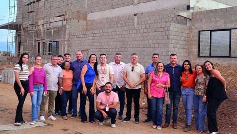 Imagem 1 -  Com um investimento de ordem de R$ 110 milhões, serão construídas 12 unidades dos Institutos Estaduais de Educação Profissional, Tecnologia e Inovação do RN (IERN), distribuídas em todas as regiões do Rio Grande do Norte. Cada unidade custará, em média, R$ 10 milhões. Uma das obras mais avançadas é o município de Umarizal. Nesta terça-feira (07), o prefeito Raimundo Pezão juntamente com o vice-prefeito Vinicius Fernandes, participaram na 14ª DIREC de Umarizal da Audiência de consolidação dos cursos técnicos em informática e Técnico em Agroecologia, que serão ofertados no IERN unidade Umarizal, a partir de março de 2024. 