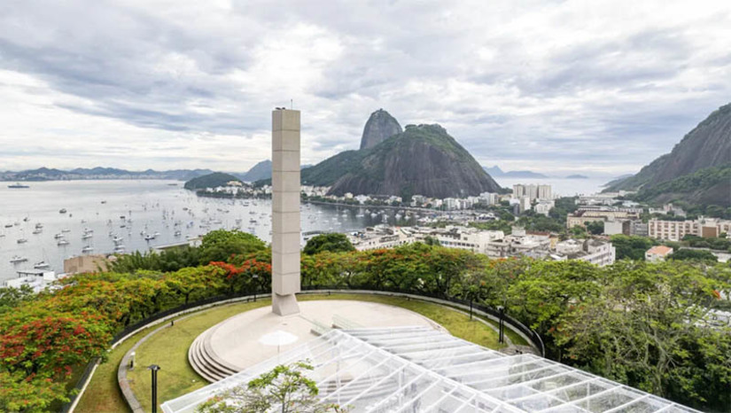   [COLUNA ESPLANADA] A Confederação Israelita do Brasil (Conib) conta, atualmente, com mais de 40 advogados voluntários que monitoram declarações ou postagens em redes sociais que podem ser enquadradas em crime de preconceito. A atuação deles já resultou, desde o ataque do Hamas a Israel, em mais de 450 notícias-crime protocoladas em delegacias especializadas em crimes raciais e de intolerância em todo o País, além dos Ministérios Públicos Federal e estaduais. Em outubro, a Confederação recebeu 15 denúncias por dia. Nesta semana, a entidade notificou a Meta (Instagram) por um post da atriz Letícia Sabatella, que, segundo a Conib, “publicou fake news sobre os ataques terroristas contra civis israelenses no dia 7 de outubro”. Sabatella publicou um texto com a seguinte mensagem: “A maior parte dos civis israelenses mortos no ataque terrorista do Hamas foi abatida por soldados israelenses”.