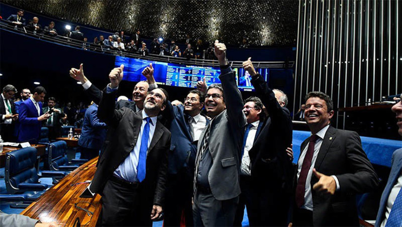 Imagem 1 -  Aprovado com alterações no Senado, texto da Reforma Tributária volta para a Câmara. Nesta quinta-feira (8), o Plenário do Senado aprovou a proposta em dois turnos de votação, com 53 votos favoráveis e 24 contrários e nenhuma abstenção. Eram necessários 49 votos favoráveis (3/5 da composição da Casa). A matéria segue para a Câmara dos Deputados, de onde o texto original veio, porque foi modificada no Senado. A proposta apresentada pelo deputado Baleia Rossi (MDB-SP) ganhou novos contornos nas mãos do relator no Senado, Eduardo Braga (MDB-AM), que incorporou uma série de mudanças.  A essência da PEC está na simplificação de tributos e do modelo em funcionamento no país; veja como o texto ficou.