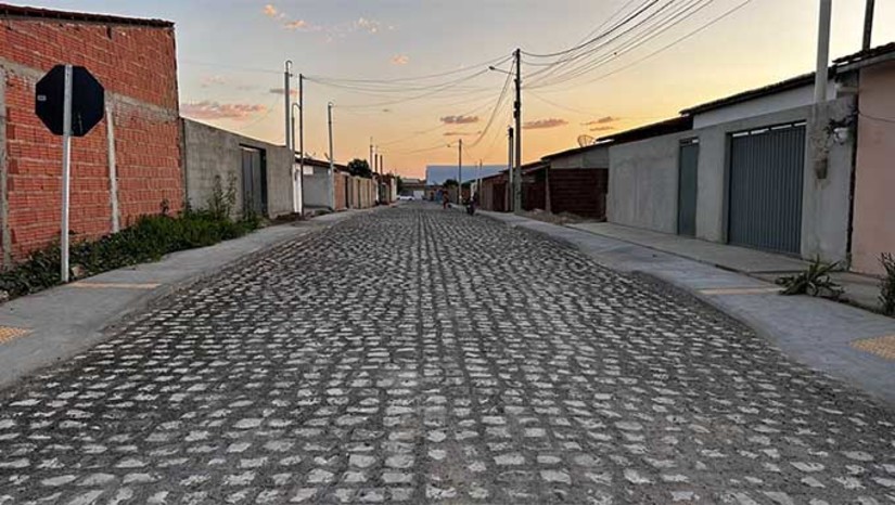 Imagem 1 -  A gestão do prefeito Dr. Artur Vale investiu R$ 273.678,44 em recursos oriundos de convênios com o Governo Federal para melhorar a qualidade de vida das famílias que residem no Projeto Crescer. A entrega da pavimentação realiza um sonho antigo dos moradores daquela área.
