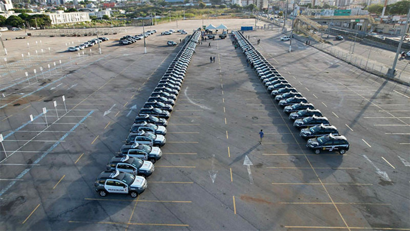 Imagem 1 -  “O critério de escolha para a distribuição das viaturas foi de acordo com a necessidade de cada instituição”. O Governo do Rio Grande do Norte entregou, nesta quarta-feira (08), 103 novas viaturas locadas para as forças de segurança pública do estado, fruto de parte do investimento de R$ 100 milhões anunciado pelo Ministério da Justiça e Segurança Pública. Segundo o secretário estadual de Segurança Pública, coronel Francisco Araújo, a entrega contemplou 35 veículos destinados à Polícia Militar e outros 68 veículos para a Polícia Civil. Ele explica que as novas viaturas — todas do modelo Renault Duster — estão equipadas com recursos essenciais, como rádio comunicador, giroflex e compartimento para o transporte de pessoas detidas, visando otimizar a atuação das forças de segurança.