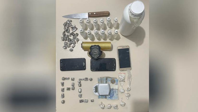 Imagem 1 - Polícia apreende drogas e objetos utilizados para o tráfico na favela do Irã, em Areia Branca. A apreensão aconteceu nesta quinta-feira (9). A polícia civil estava à procura de um homem com dois mandados de prisão. A equipe da polícia civil de Areia Branca já tinha feito levantamentos com informações encaminhadas por fonte anônima. No momento da ação os agentes foram surpreendidos pela fuga dos traficantes que se evadiram e deixaram uma grande quantidade de drogas para trás, bem como demais objetos utilizados para o tráfico. Os suspeitos já foram identificados e a polícia encaminhará os procedimentos em desfavor de ambos para a justiça. Imagem 1 - Polícia apreende drogas e objetos utilizados para o tráfico na favela do Irã, em Areia Branca. A apreensão aconteceu nesta quinta-feira (9). A polícia civil estava à procura de um homem com dois mandados de prisão. A equipe da polícia civil de Areia Branca já tinha feito levantamentos com informações encaminhadas por fonte anônima. No momento da ação os agentes foram surpreendidos pela fuga dos traficantes que se evadiram e deixaram uma grande quantidade de drogas para trás, bem como demais objetos utilizados para o tráfico. Os suspeitos já foram identificados e a polícia encaminhará os procedimentos em desfavor de ambos para a justiça.