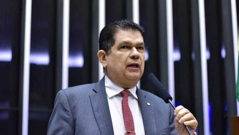 Imagem 1 - Congresso aprova R$ 15 bilhões para compensar estados e municípios por perdas de arrecadação. PLN 40/23 foi aprovado nesta quinta-feira (9). O projeto aprovado pelo Congresso estabelecia originalmente um crédito especial de R$ 207,4 milhões no Orçamento de 2023 para atender os ministérios da Agricultura e Pecuária; da Educação; da Justiça e Segurança Pública; dos Transportes; da Cultura; da Defesa; e de Portos e Aeroportos. O governo enviou então uma mensagem modificando o texto e incluindo R$ 15 bilhões para a compensação de perdas, já aprovada em lei complementar (LC 201/23). Deste total, R$ 8,7 bilhões devem amenizar as perdas dos estados com a redução do ICMS de combustíveis e outros serviços em 2022. Outros R$ 6,3 bilhões estão relacionados às perdas dos fundos de participação dos estados e municípios (FPE e FPM) na arrecadação geral. Imagem 1 - Congresso aprova R$ 15 bilhões para compensar estados e municípios por perdas de arrecadação. PLN 40/23 foi aprovado nesta quinta-feira (9). O projeto aprovado pelo Congresso estabelecia originalmente um crédito especial de R$ 207,4 milhões no Orçamento de 2023 para atender os ministérios da Agricultura e Pecuária; da Educação; da Justiça e Segurança Pública; dos Transportes; da Cultura; da Defesa; e de Portos e Aeroportos. O governo enviou então uma mensagem modificando o texto e incluindo R$ 15 bilhões para a compensação de perdas, já aprovada em lei complementar (LC 201/23). Deste total, R$ 8,7 bilhões devem amenizar as perdas dos estados com a redução do ICMS de combustíveis e outros serviços em 2022. Outros R$ 6,3 bilhões estão relacionados às perdas dos fundos de participação dos estados e municípios (FPE e FPM) na arrecadação geral.