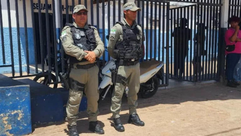 Imagem 1 - Pelo menos dois PMs ocuparão cada um dos 266 locais de provas no segundo dia de Enem no RN. Neste domingo (12), a Secretaria de Segurança Pública vai repetir o esquema de segurança realizado no primeiro dia de prova, quando tudo transcorreu com normalidade. Novamente, serão escalados 700 policiais militares, distribuídos em 40 municípios do estado. Segundo a SESED, a escolta das provas para os locais de aplicação será iniciada às 6h30 do domingo. A partir de 11h, uma hora antes da abertura dos portões, todos os policiais escalados para atuarem na segurança do ENEM já estarão posicionados em seus respectivos postos. Imagem 1 - Pelo menos dois PMs ocuparão cada um dos 266 locais de provas no segundo dia de Enem no RN. Neste domingo (12), a Secretaria de Segurança Pública vai repetir o esquema de segurança realizado no primeiro dia de prova, quando tudo transcorreu com normalidade. Novamente, serão escalados 700 policiais militares, distribuídos em 40 municípios do estado. Segundo a SESED, a escolta das provas para os locais de aplicação será iniciada às 6h30 do domingo. A partir de 11h, uma hora antes da abertura dos portões, todos os policiais escalados para atuarem na segurança do ENEM já estarão posicionados em seus respectivos postos.