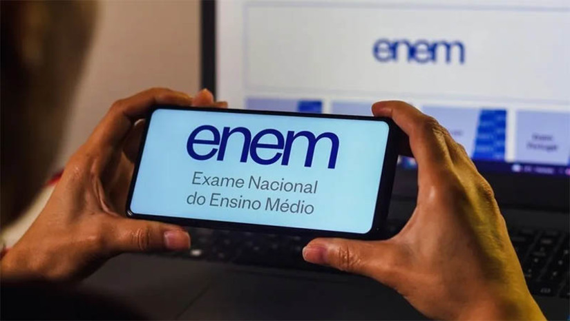 Imagem 1 - Estudantes podem usar documentos digitais para comprovar identidade no Enem. Além dos documentos impressos, a identificação também pode ser feita com e-Título, Carteira Nacional de Habilitação ou RG digitais, nos respectivos aplicativos oficiais – capturas de tela não serão aceitas. O Ministério da Educação, por meio do Instituto Nacional de Estudos e Pesquisas Educacionais Anísio Teixeira (Inep), realiza o segundo dia de provas neste domingo, 12 de novembro. Imagem 1 - Estudantes podem usar documentos digitais para comprovar identidade no Enem. Além dos documentos impressos, a identificação também pode ser feita com e-Título, Carteira Nacional de Habilitação ou RG digitais, nos respectivos aplicativos oficiais – capturas de tela não serão aceitas. O Ministério da Educação, por meio do Instituto Nacional de Estudos e Pesquisas Educacionais Anísio Teixeira (Inep), realiza o segundo dia de provas neste domingo, 12 de novembro.