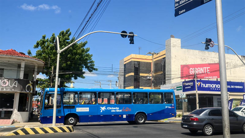 Imagem 1 - Segundo dia de Enem também contará com transporte público gratuito, em Mossoró. Com a isenção da tarifa, os estudantes devem apresentar o cartão de inscrição no embarque. As linhas de ônibus vão funcionar em operação especial a partir das 11h, saindo dos bairros em direção aos principais locais de provas. Neste segundo dia, a duração da prova terá um período menor, portanto, os itinerários vão estar com os ônibus retornando às 18h40 dos bairros; confira os itinerários. Imagem 1 - Segundo dia de Enem também contará com transporte público gratuito, em Mossoró. Com a isenção da tarifa, os estudantes devem apresentar o cartão de inscrição no embarque. As linhas de ônibus vão funcionar em operação especial a partir das 11h, saindo dos bairros em direção aos principais locais de provas. Neste segundo dia, a duração da prova terá um período menor, portanto, os itinerários vão estar com os ônibus retornando às 18h40 dos bairros; confira os itinerários.