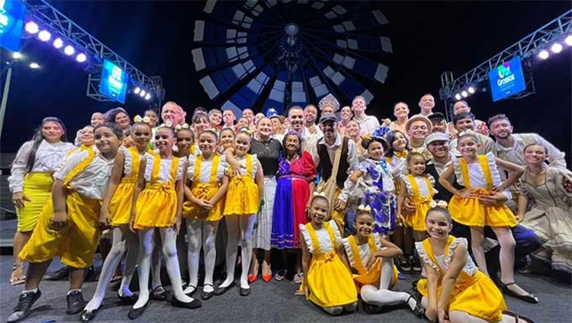 Imagem 1 - Ao som da banda Down, a prefeita de Grossos Cinthia Sonale divulgará as atrações que farão parte da comemoração dos 70 anos de Emancipação Política de Grossos, assim como as ações e inaugurações que também irão marcar esse momento. Com o tema: Grossos 70 anos, uma história contada por todos, as comemorações acontecem de 7 a 11 de dezembro. O lançamento oficial será transmitido ao vivo pelo instagram da prefeitura de Grossos. Imagem 1 - Ao som da banda Down, a prefeita de Grossos Cinthia Sonale divulgará as atrações que farão parte da comemoração dos 70 anos de Emancipação Política de Grossos, assim como as ações e inaugurações que também irão marcar esse momento. Com o tema: Grossos 70 anos, uma história contada por todos, as comemorações acontecem de 7 a 11 de dezembro. O lançamento oficial será transmitido ao vivo pelo instagram da prefeitura de Grossos.