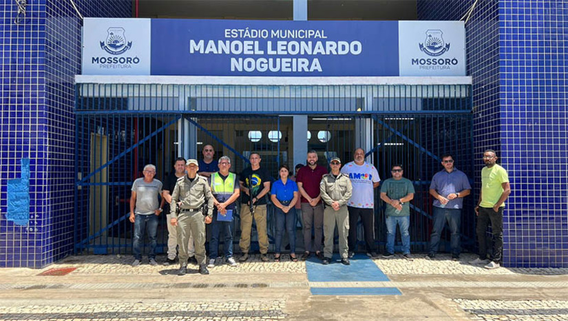 Imagem 1 - O esquema de segurança é para garantir a paz no duelo entre equipes do Mossoró Esporte Clube e o Baraúnas, que terá início às 17 horas deste domingo, no Estádio Nogueirão, em Mossoró, valendo pela liderança da 2ª Divisão do Estadual 2023. O comandante Valadares, da Polícia Militar, destacou efetivo de 40 homens para o trabalho ostensivo nas imediações do Estádio. Já o comandante da Guarda Civil Municipal, Thiago Fernandes, disponibilizou quinze agentes em 5 viaturas para reforçar a segurança do evento. Por fim, agentes de trânsito também vão atuar desde as 9h da manhã de domingo, organizando as ruas de acesso ao Nogueirão. Ao todo, serão mobilizados 80 agentes. Imagem 1 - O esquema de segurança é para garantir a paz no duelo entre equipes do Mossoró Esporte Clube e o Baraúnas, que terá início às 17 horas deste domingo, no Estádio Nogueirão, em Mossoró, valendo pela liderança da 2ª Divisão do Estadual 2023. O comandante Valadares, da Polícia Militar, destacou efetivo de 40 homens para o trabalho ostensivo nas imediações do Estádio. Já o comandante da Guarda Civil Municipal, Thiago Fernandes, disponibilizou quinze agentes em 5 viaturas para reforçar a segurança do evento. Por fim, agentes de trânsito também vão atuar desde as 9h da manhã de domingo, organizando as ruas de acesso ao Nogueirão. Ao todo, serão mobilizados 80 agentes.