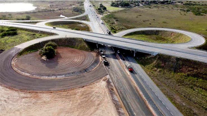 Imagem 1 - Conclusão da duplicação da Reta Tabajara se transformou e uma das prioridades do Governo do Estado ano passado; Esta semana, o DNIT liberou para o tráfego de 50 mil veículos/dia o trecho de 6,9kms, precisamente o trecho da BR 304 de acesso a BR 226. Para a duplicação ser concluída, faltam 14 kms, o que o DNIT informa que concluirá até dezembro. O investimento total na obra foi de 376,5 milhões. Imagem 1 - Conclusão da duplicação da Reta Tabajara se transformou e uma das prioridades do Governo do Estado ano passado; Esta semana, o DNIT liberou para o tráfego de 50 mil veículos/dia o trecho de 6,9kms, precisamente o trecho da BR 304 de acesso a BR 226. Para a duplicação ser concluída, faltam 14 kms, o que o DNIT informa que concluirá até dezembro. O investimento total na obra foi de 376,5 milhões.