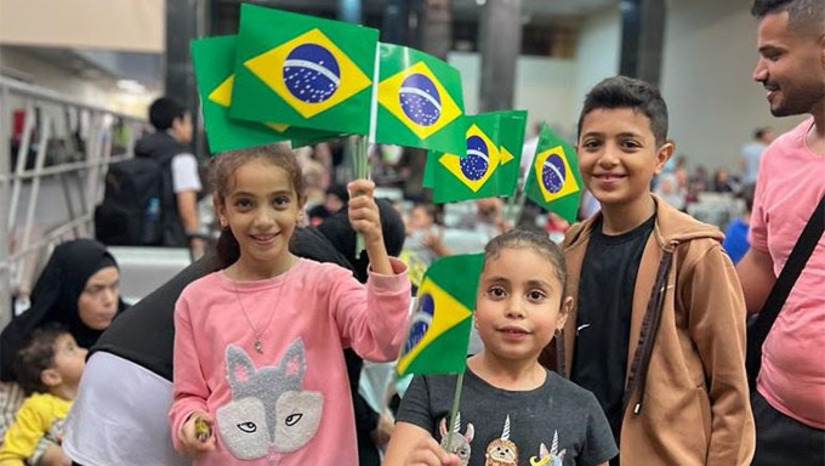 Imagem 1 - Previsão é que o grupo de brasileiros embarque no avião presidencial nas próxima segunda-feira, 13. Quanto as duas brasileiras que decidiram ficar, são dois mulheres, mãe e filha. "Parabéns para o Itamaraty e à FAB pela dedicação e competência exemplares na Operação Voltando em Paz, que buscou e acolheu os brasileiros que vivem na região do conflito e desejavam retornar ao Brasil", diz Luiz Inácio Lula da Silva, presidente da República. Imagem 1 - Previsão é que o grupo de brasileiros embarque no avião presidencial nas próxima segunda-feira, 13. Quanto as duas brasileiras que decidiram ficar, são dois mulheres, mãe e filha. "Parabéns para o Itamaraty e à FAB pela dedicação e competência exemplares na Operação Voltando em Paz, que buscou e acolheu os brasileiros que vivem na região do conflito e desejavam retornar ao Brasil", diz Luiz Inácio Lula da Silva, presidente da República.