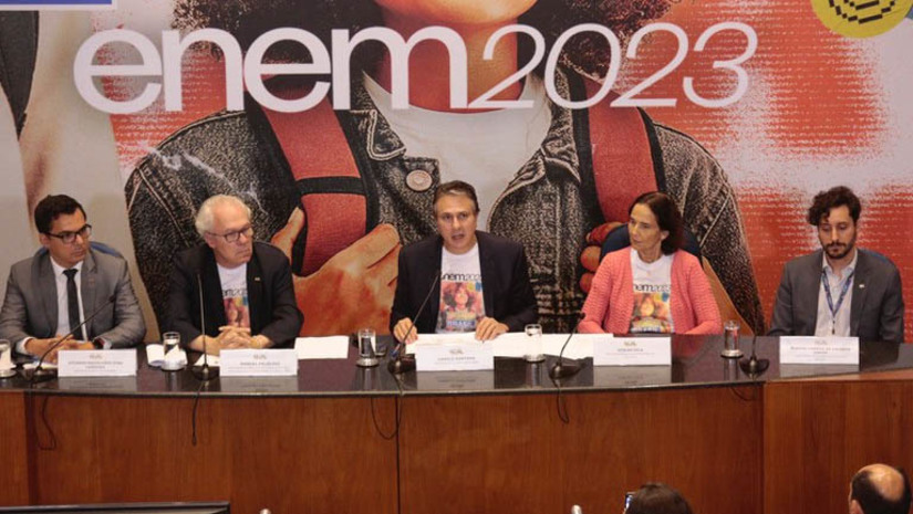 Imagem 1 - Finalizado o segundo dia do Enem, Inep diz que gabaritos serão divulgados nesta terça, 14. O Ministro da Educação, Camilo Santana, e pelo presidente do Instituto, Manuel Palacios, realizaram uma coletiva de imprensa, na noite deste domingo (12), para fazer o balanço do segundo dia de provas, concluído às 18h30. Segundo eles, O gabarito oficial e os Cadernos de Questões serão disponibilizados no portal do Inep às 19h desta terça-feira (14), ao contrário do que previa o edital. Imagem 1 - Finalizado o segundo dia do Enem, Inep diz que gabaritos serão divulgados nesta terça, 14. O Ministro da Educação, Camilo Santana, e pelo presidente do Instituto, Manuel Palacios, realizaram uma coletiva de imprensa, na noite deste domingo (12), para fazer o balanço do segundo dia de provas, concluído às 18h30. Segundo eles, O gabarito oficial e os Cadernos de Questões serão disponibilizados no portal do Inep às 19h desta terça-feira (14), ao contrário do que previa o edital.