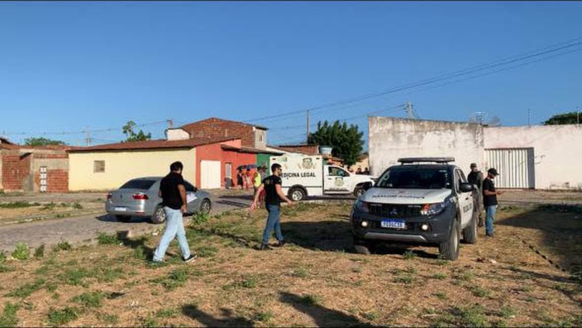 Imagem 1 - Homem é morto enquanto estava sentado na calçada da casa dos pais, no Vingt Rosado. Aldecir Viana, de 52 anos, estava sentado na calçada da casa dos pais, quando um homem se aproximou a pé, sozinho, e atirou contra ele. O atirador fugiu em seguida. Segundo o sargento Josafá, do 12º BPM, testemunhas afirmaram que havia um carro esperando em uma rua próxima, para ajudar na fuga do suspeito. O delegado Caio Fábio, da DHPP, informou que a polícia civil está colhendo informações sobre a vida pregressa da vítima, que possam ajudar a identificar o suspeito, bem como a motivação do crime. Imagem 1 - Homem é morto enquanto estava sentado na calçada da casa dos pais, no Vingt Rosado. Aldecir Viana, de 52 anos, estava sentado na calçada da casa dos pais, quando um homem se aproximou a pé, sozinho, e atirou contra ele. O atirador fugiu em seguida. Segundo o sargento Josafá, do 12º BPM, testemunhas afirmaram que havia um carro esperando em uma rua próxima, para ajudar na fuga do suspeito. O delegado Caio Fábio, da DHPP, informou que a polícia civil está colhendo informações sobre a vida pregressa da vítima, que possam ajudar a identificar o suspeito, bem como a motivação do crime.