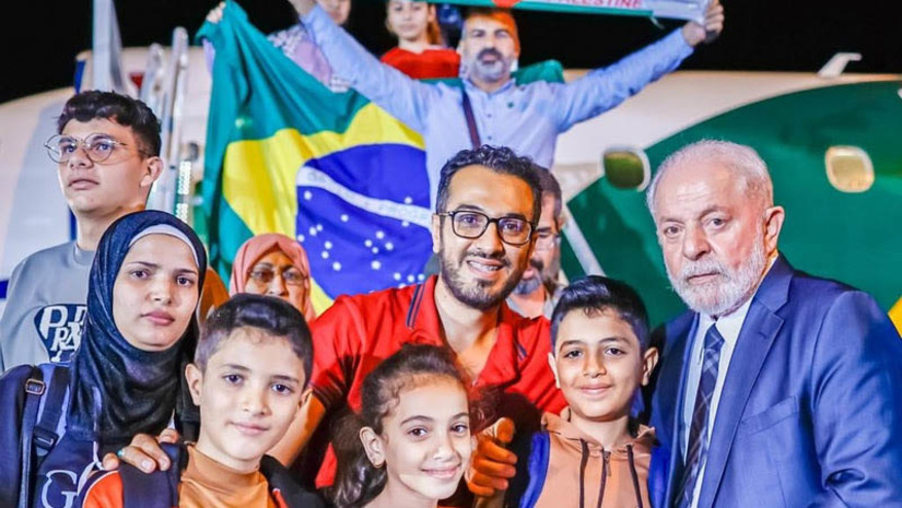 Imagem 1 - 32 repatriados da faixa de Gaza chegam ao Brasil e são recebido pelo presidente Lula. A aeronave VC2 da Presidência da República pousou na Base Aérea de Brasília às 23h24 desta segunda-feira (13), trazendo 17 crianças, nove mulheres e seis homens, sendo 22 brasileiros e dez palestinos familiares dos brasileiros. Este foi o décimo resgate da Operação Voltando em Paz. “Eu só queria dizer a vocês que a chegada desse décimo avião aqui no Brasil é o coroamento de trabalho muito sério que a gente deve a muita gente", afirmou o presidente, em referência a diplomatas, ministros, Força Aérea e toda uma articulação mobilizada para garantir o retorno e o cuidado com os brasileiros da zona de conflito. Imagem 1 - 32 repatriados da faixa de Gaza chegam ao Brasil e são recebido pelo presidente Lula. A aeronave VC2 da Presidência da República pousou na Base Aérea de Brasília às 23h24 desta segunda-feira (13), trazendo 17 crianças, nove mulheres e seis homens, sendo 22 brasileiros e dez palestinos familiares dos brasileiros. Este foi o décimo resgate da Operação Voltando em Paz. “Eu só queria dizer a vocês que a chegada desse décimo avião aqui no Brasil é o coroamento de trabalho muito sério que a gente deve a muita gente", afirmou o presidente, em referência a diplomatas, ministros, Força Aérea e toda uma articulação mobilizada para garantir o retorno e o cuidado com os brasileiros da zona de conflito.