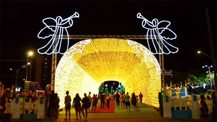 Imagem 1 - Estação Natal tem abertura confirmada para o próximo dia 25 de novembro. A informação foi confirmada pelo prefeito Allyson Bezerra, nesta segunda-feira (13). O projeto, cuja primeira edição aconteceu em 2022, foi sucesso de público e de crítica. Com estrutura montada na Estação das Artes Elizeu Ventania, o Estação Natal contou com túnel de luzes, uma cidade cenográfica natalina, palco para apresentações culturais e espaço para ambulantes comercializarem seus produtos. Segundo o prefeito, em 2023, o túnel de luzes será ainda maior. Imagem 1 - Estação Natal tem abertura confirmada para o próximo dia 25 de novembro. A informação foi confirmada pelo prefeito Allyson Bezerra, nesta segunda-feira (13). O projeto, cuja primeira edição aconteceu em 2022, foi sucesso de público e de crítica. Com estrutura montada na Estação das Artes Elizeu Ventania, o Estação Natal contou com túnel de luzes, uma cidade cenográfica natalina, palco para apresentações culturais e espaço para ambulantes comercializarem seus produtos. Segundo o prefeito, em 2023, o túnel de luzes será ainda maior.