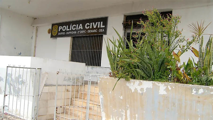 Imagem 1 -  Homem com mandado de prisão em aberto é preso ao tentar fazer um BO em delegacia de Mossoró. O homem, identificado como Estevan Francisco Dantas Neto, de 30 anos, compareceu à Delegacia Regional de Mossoró, na manhã desta terça-feira (14), para fazer um Boletim de Ocorrência. Ao chegar ao local, os policiais fizeram a verificação dos dados dele no sistema e descobriram que, contra ele, havia um mandado de prisão preventiva em aberto, expedido pela comarca de Ipanguaçu, por um crime de furto. Ele recebeu voz de prisão e foi encaminhado para a Defum para conclusão dos procedimentos. Esta é a quarta vez, no ano de 2023, que a polícia civil realiza prisões dessa natureza. 