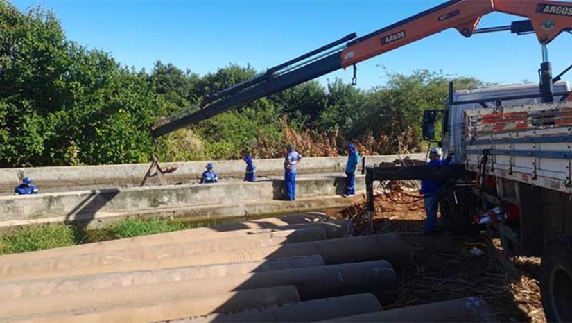 Imagem 1 -  Plano de obras para garantir o fornecimento de água para abastecimento humano e atividades agrícolas foi elaborado levando em conta o menor impacto possível à população. O Canal do Pataxó é uma obra pública hídrica de perenização do rio Pataxó. A captação é feita na Barragem Armando Ribeiro Gonçalves, o maior reservatório de água doce do Rio Grande do Norte, com capacidade para 2,38 bilhões de metros cúbicos.