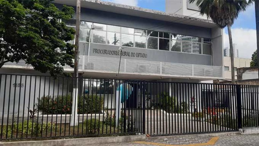 Imagem 1 - O edital foi publicado na edição desta terça-feira (14) do Diário Oficial do Estado e informa que as provas serão realizadas pelo Centro Brasileiro de Pesquisa em Avaliação e Seleção e de Promoção de Eventos (Cebraspe). Para concorrer às vagas, é necessário ter pelo menos diploma do curso de bacharelado em Direito e ser inscrito na Ordem dos Advogados do Brasil, além de não possuir antecedentes criminais. As inscrições começam no dia 20 de novembro e seguem até às 18h do dia 19 de dezembro de 2023. A taxa é de R$ 300. Imagem 1 - O edital foi publicado na edição desta terça-feira (14) do Diário Oficial do Estado e informa que as provas serão realizadas pelo Centro Brasileiro de Pesquisa em Avaliação e Seleção e de Promoção de Eventos (Cebraspe). Para concorrer às vagas, é necessário ter pelo menos diploma do curso de bacharelado em Direito e ser inscrito na Ordem dos Advogados do Brasil, além de não possuir antecedentes criminais. As inscrições começam no dia 20 de novembro e seguem até às 18h do dia 19 de dezembro de 2023. A taxa é de R$ 300.