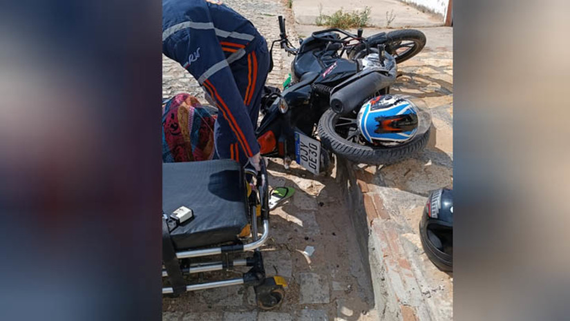 Imagem 1 - Jovens são alvejados por assaltante durante tentativa de latrocínio no Vingt Rosado, em Mossoró. O crime aconteceu na tarde desta terça-feira (14). De acordo com informações da polícia militar, dois jovens, identificados como Breno e Maria Eduarda, estavam transitando em uma motocicleta, conduzida por ele, quando um suspeito se aproximou e anunciou o assalto. O condutor reagiu acelerando o veículo, momento em que o assaltante atirou. O disparo acertou as costas da jovem, transfixou e atingiu o rapaz. O suspeito fugiu sem levar nada. As vítimas foram socorridas com vida para o HRTM. Imagem 1 - Jovens são alvejados por assaltante durante tentativa de latrocínio no Vingt Rosado, em Mossoró. O crime aconteceu na tarde desta terça-feira (14). De acordo com informações da polícia militar, dois jovens, identificados como Breno e Maria Eduarda, estavam transitando em uma motocicleta, conduzida por ele, quando um suspeito se aproximou e anunciou o assalto. O condutor reagiu acelerando o veículo, momento em que o assaltante atirou. O disparo acertou as costas da jovem, transfixou e atingiu o rapaz. O suspeito fugiu sem levar nada. As vítimas foram socorridas com vida para o HRTM.