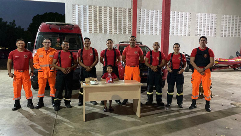 Imagem 1 - Fã mirim do Corpo de Bombeiros celebra o quinto aniversário na companhia dos militares, em Mossoró. Marcos Abraão Lopes Bezerra, de 5 anos, é fã do Corpo de Bombeiros. Segundo a mãe dele, Larissa Graziela Lopes Bezerra, todos os anos o menino pede para passar o aniversário na companhia dos militares, no batalhão de Mossoró, desejo sempre atendido pelos pais. Nesta quarta-feira (15), dia em que ele completou 5 anos, a família seguiu a tradição e o levou para comemorar a data na companhia daqueles que Abraão considera seus grandes amigos. Imagem 1 - Fã mirim do Corpo de Bombeiros celebra o quinto aniversário na companhia dos militares, em Mossoró. Marcos Abraão Lopes Bezerra, de 5 anos, é fã do Corpo de Bombeiros. Segundo a mãe dele, Larissa Graziela Lopes Bezerra, todos os anos o menino pede para passar o aniversário na companhia dos militares, no batalhão de Mossoró, desejo sempre atendido pelos pais. Nesta quarta-feira (15), dia em que ele completou 5 anos, a família seguiu a tradição e o levou para comemorar a data na companhia daqueles que Abraão considera seus grandes amigos.