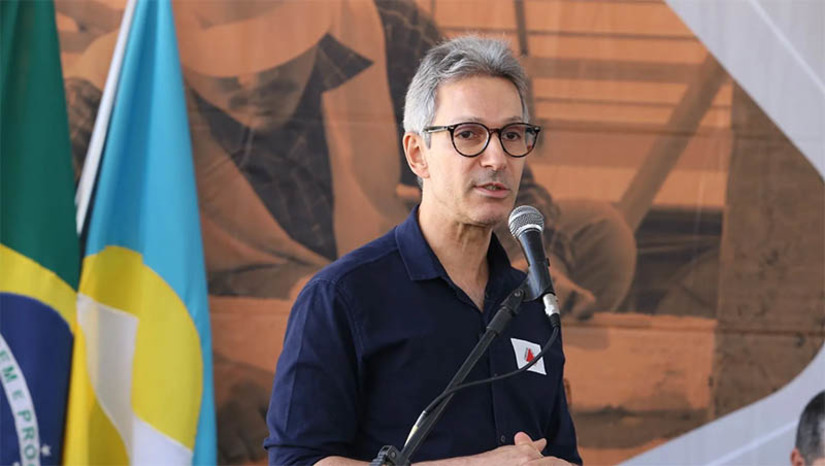   [COLUNA ESPLANADA] Os ataques ao PT e ao presidente Lula da Silva na campanha começam a surtir efeito político para o governador de Minas Gerais, Romeu Zema (NOVO), que foi rifado pelo Palácio do Planalto na renegociação da dívida bilionária do Estado com a União. A reunião de ontem contou com novos protagonistas: Senador Rodrigo Pacheco (PSD), ministro de Minas e Energia, Alexandre Silveira (PSD), deputado federal Luís Fernando Faria (PP) – coordenador da bancada mineira – deputado estadual João Magalhães (MDB) – líder do Governo Zema na ALEMG. Em 3º plano, Zema será informado das tratativas pela bancada. O outsider, pelo visto, ficou de fora dessa política.