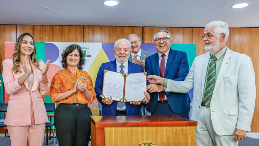 Imagem 1 - Lei que regulamenta e estabelece os requisitos para o exercício da profissão de sanitarista é sancionada . A cerimônia de assinatura do Projeto de Lei nº 1.821 de 2021 ocorreu nesta quinta-feira (16), no Palácio do Planalto, em Brasília. “Sancionei a lei que regula a profissão de sanitarista, ao lado da ministra da Saúde, Nísia Trindade, e demais autoridades. Sem os sanitaristas brasileiros, que foram cruciais no combate à pandemia, por exemplo, não seria possível existir o SUS. Somos a terra de Oswaldo Cruz, Carlos Chagas, Zilda Arns, Vital Brazil e Sérgio Arouca. E tenho orgulho de sancionar esse projeto hoje. Viva o SUS e os sanitaristas”, escreveu o presidente Lula em sua conta no Twitter. Imagem 1 - Lei que regulamenta e estabelece os requisitos para o exercício da profissão de sanitarista é sancionada . A cerimônia de assinatura do Projeto de Lei nº 1.821 de 2021 ocorreu nesta quinta-feira (16), no Palácio do Planalto, em Brasília. “Sancionei a lei que regula a profissão de sanitarista, ao lado da ministra da Saúde, Nísia Trindade, e demais autoridades. Sem os sanitaristas brasileiros, que foram cruciais no combate à pandemia, por exemplo, não seria possível existir o SUS. Somos a terra de Oswaldo Cruz, Carlos Chagas, Zilda Arns, Vital Brazil e Sérgio Arouca. E tenho orgulho de sancionar esse projeto hoje. Viva o SUS e os sanitaristas”, escreveu o presidente Lula em sua conta no Twitter.