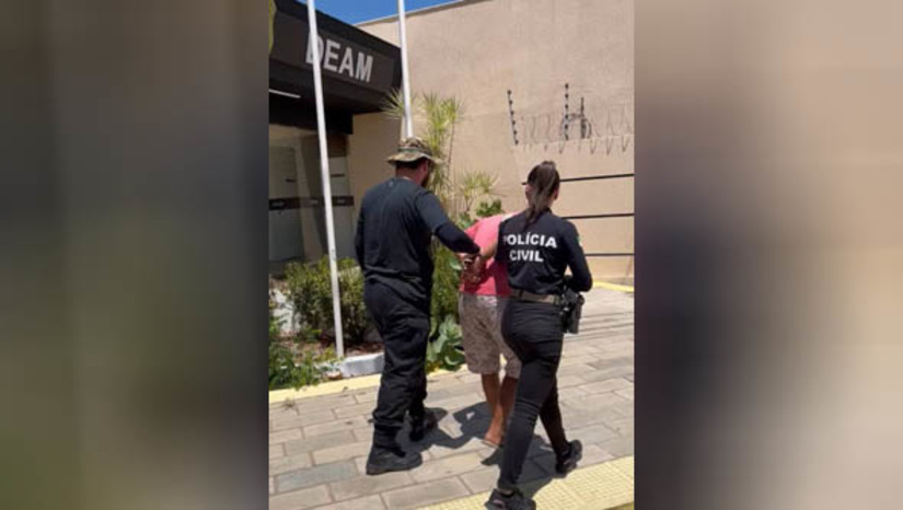 Imagem 1 - De acordo com a delegada Luana Vidal, titular da Delegacia da Mulher de Mossoró, a vítima, ex-companheira do suspeito, havia pedido medida protetiva de urgência quando registrou ocorrência de lesão corporal e ameaça, no mês passado. Apesar da medida concedida, o homem, passou a descumpri-la de forma insistente. Nesta sexta-feira (17), a justiça expediu o mandado de prisão preventiva, que foi cumprido de imediato pela equipe da Deam. De acordo com a delegada, este tipo de ação é importante para que as mulheres saibam que podem e devem denunciar seus agressores “e também para os homens que descumprem as medidas protetivas ficarem atentos. A cada descumprimento eu peço a prisão”, disse. Imagem 1 - De acordo com a delegada Luana Vidal, titular da Delegacia da Mulher de Mossoró, a vítima, ex-companheira do suspeito, havia pedido medida protetiva de urgência quando registrou ocorrência de lesão corporal e ameaça, no mês passado. Apesar da medida concedida, o homem, passou a descumpri-la de forma insistente. Nesta sexta-feira (17), a justiça expediu o mandado de prisão preventiva, que foi cumprido de imediato pela equipe da Deam. De acordo com a delegada, este tipo de ação é importante para que as mulheres saibam que podem e devem denunciar seus agressores “e também para os homens que descumprem as medidas protetivas ficarem atentos. A cada descumprimento eu peço a prisão”, disse.