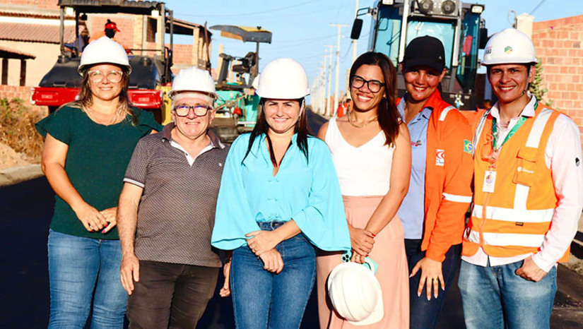 Imagem 1 -  Acompanhada por engenheiros municipais e representantes da empresa CLC, Lidiane Marques acompanhou de perto o progresso da segunda fase das obras de pavimentação conduziu uma minuciosa vistoria no local, nesta quinta-feira (16). A segunda etapa da obra representa um avanço significativo na melhoria da mobilidade urbana, impactando positivamente a vida de quem utiliza essa rota diariamente. 