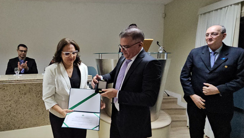 Imagem 1 - Em noite memorável nesta sexta-feira (17), em Mossoró, o CREMERN realizou a entrega da Comenda Amigo da Medicina 2023, a diretora geral da APAMIM, Larizza Souza Queiroz Lopes, profissional que, com coragem e conhecimento técnico, atuou diretamente na restauração da obstetrícia e contribuiu de forma crucial para salvar centenas de vidas, também, durante a pandemia da Covid19, estruturando e gerenciando hospital para atender quase 1 milhão de habitantes do Oeste do Rio Grande do Norte. Larizza dedica a honraria que recebeu aos auxiliares, a família e ao juízo da 8ª Vara Federal de Mossoró. Imagem 1 - Em noite memorável nesta sexta-feira (17), em Mossoró, o CREMERN realizou a entrega da Comenda Amigo da Medicina 2023, a diretora geral da APAMIM, Larizza Souza Queiroz Lopes, profissional que, com coragem e conhecimento técnico, atuou diretamente na restauração da obstetrícia e contribuiu de forma crucial para salvar centenas de vidas, também, durante a pandemia da Covid19, estruturando e gerenciando hospital para atender quase 1 milhão de habitantes do Oeste do Rio Grande do Norte. Larizza dedica a honraria que recebeu aos auxiliares, a família e ao juízo da 8ª Vara Federal de Mossoró.
