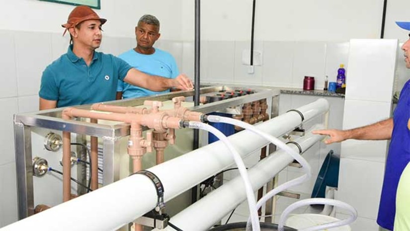 Imagem 1 - Uma entrega que representa segurança hídrica e melhoria na qualidade de vida de homens e mulheres do campo, “Estamos entregando aqui hoje, água doce para a população beber”, disse Allyson. Serão mais de 500 famílias beneficiadas com o dessalinizador nas comunidades: Terra Nossa, Riacho Grande, Barrinha e que agora podem contar com água doce diariamente. Imagem 1 - Uma entrega que representa segurança hídrica e melhoria na qualidade de vida de homens e mulheres do campo, “Estamos entregando aqui hoje, água doce para a população beber”, disse Allyson. Serão mais de 500 famílias beneficiadas com o dessalinizador nas comunidades: Terra Nossa, Riacho Grande, Barrinha e que agora podem contar com água doce diariamente.