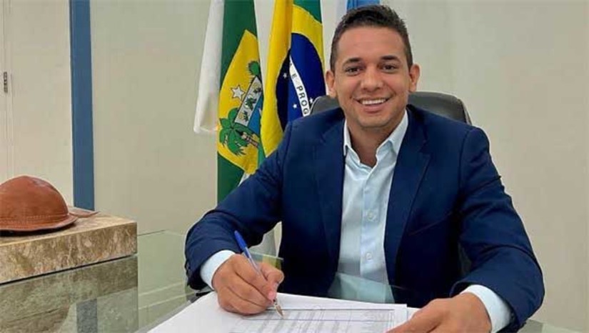 Imagem 1 - Em uma live nas redes sociais nesta sexta-feira (17), o prefeito Allyson Bezerra fez importantes anúncios em relação ao concurso público da prefeitura de Mossoró. A primeira delas foi o envio para a Câmara Municipal do Projeto de Lei nº 73/2023, que trata de isenções em concursos publicados realizados pelo Município. Allyson anunciou ainda vagas para nível médio na Assistência Social e na Educação e cargo de Professor Atendimento Educacional Especializado. O concurso prevê vagas para as secretarias de Saúde, Educação, Assistência Social, Procuradoria e para Auditores Fiscais. A previsão é que o edital seja lançado ainda este ano. Imagem 1 - Em uma live nas redes sociais nesta sexta-feira (17), o prefeito Allyson Bezerra fez importantes anúncios em relação ao concurso público da prefeitura de Mossoró. A primeira delas foi o envio para a Câmara Municipal do Projeto de Lei nº 73/2023, que trata de isenções em concursos publicados realizados pelo Município. Allyson anunciou ainda vagas para nível médio na Assistência Social e na Educação e cargo de Professor Atendimento Educacional Especializado. O concurso prevê vagas para as secretarias de Saúde, Educação, Assistência Social, Procuradoria e para Auditores Fiscais. A previsão é que o edital seja lançado ainda este ano.