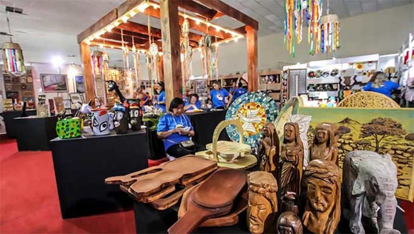 Imagem 1 - O edital com prazo até a próxima sexta-feira, 24, as disponibilizará 100 vagas da seguinte forma: 70 para artesãos individuais; 10 para entidades representativas, associações, cooperativas do artesanato, economia solidária e agricultura familiar; 15 para culinaristas; 05 para essências e saboaria. Os formulários de inscrições estão disponíveis no site da SETHAS (www.sethas.rn.gov.br, menu Legislação, aba Editais) e no link da BIO no perfil @rnsethas. As inscrições, de 10 a 24 de novembro de 2023, podem ser feitas de suas formas: presencial e on-line. Imagem 1 - O edital com prazo até a próxima sexta-feira, 24, as disponibilizará 100 vagas da seguinte forma: 70 para artesãos individuais; 10 para entidades representativas, associações, cooperativas do artesanato, economia solidária e agricultura familiar; 15 para culinaristas; 05 para essências e saboaria. Os formulários de inscrições estão disponíveis no site da SETHAS (www.sethas.rn.gov.br, menu Legislação, aba Editais) e no link da BIO no perfil @rnsethas. As inscrições, de 10 a 24 de novembro de 2023, podem ser feitas de suas formas: presencial e on-line.