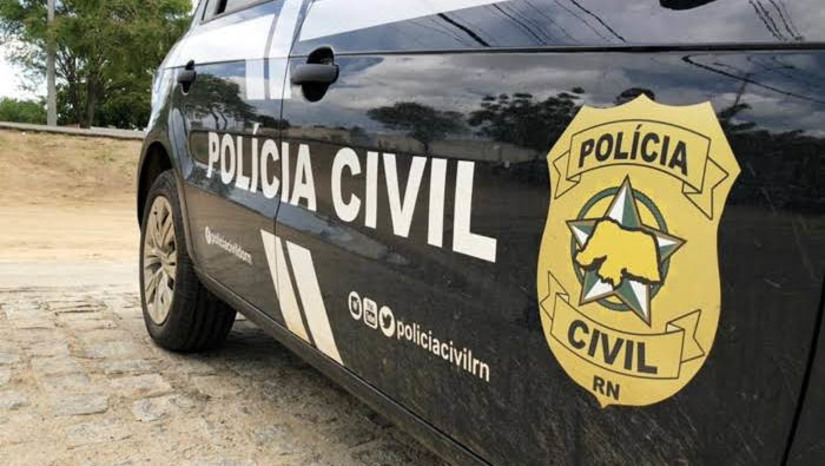 Imagem 1 -  Homem suspeito de um homicídio em Ceará-Mirim é preso pela DHPP, em Mossoró. A prisão foi realizada nesta segunda-feira (20). Contra o suspeito, um homem de 24 anos, havia um mandado de prisão preventiva em aberto, por um crime ocorrido no dia 8 de dezembro de 2019, no Sítio Tamanduá, zona rural de Ceará-Mirim. A vítima, Sebastião Tavares de Souza Junior, de 24 anos, foi morta com golpes de faca, após tentar separar uma briga de casal. Após a prisão, o homem foi encaminhado ao sistema prisional, onde ficará à disposição do Poder Judiciário.