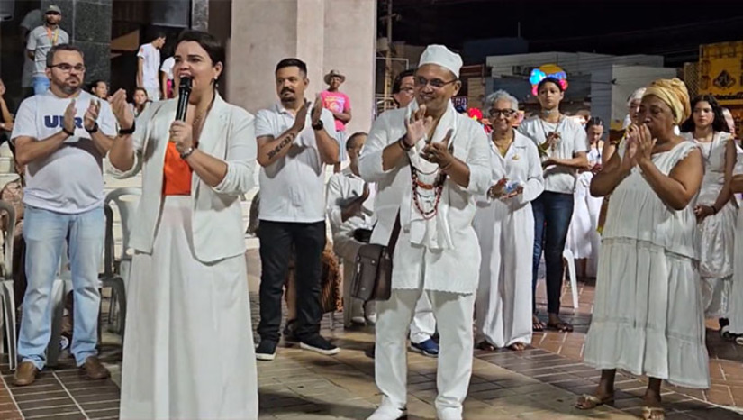 Imagem 1 - Conheça um pouco da história do movimento nacional pelo fortalecimento da Consciência Negra, pela luta contra o racismo estrutural e por equidade de raça no Brasil. Nesta segunda-feira, dia 20, quando se comemora o Dia Nacional de Zumbi e da Consciência Negra, o movimento realizou, em Mossoró-RN, a “Louvação ao Baobá”, com apoio da UERN, Prefeitura e Governo do Estado. Veja a incrível relação desta árvore milenar, gigantesca, que existe vários exemplares no Rio Grande do Norte, inclusive em Mossoró, com a chegada dos povos africanos ao Brasil para serem escravizados no período colonial. Imagem 1 - Conheça um pouco da história do movimento nacional pelo fortalecimento da Consciência Negra, pela luta contra o racismo estrutural e por equidade de raça no Brasil. Nesta segunda-feira, dia 20, quando se comemora o Dia Nacional de Zumbi e da Consciência Negra, o movimento realizou, em Mossoró-RN, a “Louvação ao Baobá”, com apoio da UERN, Prefeitura e Governo do Estado. Veja a incrível relação desta árvore milenar, gigantesca, que existe vários exemplares no Rio Grande do Norte, inclusive em Mossoró, com a chegada dos povos africanos ao Brasil para serem escravizados no período colonial.