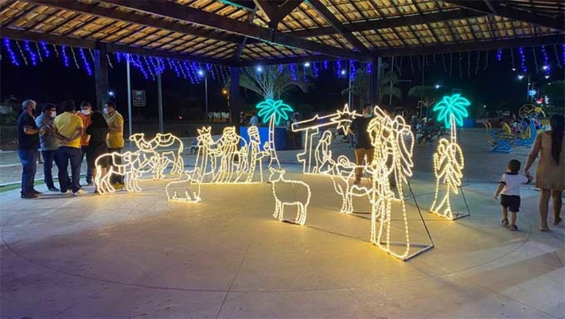 Imagem 1 - O evento, que acontece a partir das 19h, não só iluminará a cidade, mas também marcará a abertura oficial da 41ª Festa do Caju. A decoração natalina foi cuidadosamente planejada para criar ambientes encantadores nas praças da Criança e dos Idosos, proporcionando um clima festivo a todas as idades. A árvore no calçadão, ponto central próximo ao largo da praça Cortez Pereira, promete ser um ícone brilhante, celebrando a união e a alegria desta temporada. Imagem 1 - O evento, que acontece a partir das 19h, não só iluminará a cidade, mas também marcará a abertura oficial da 41ª Festa do Caju. A decoração natalina foi cuidadosamente planejada para criar ambientes encantadores nas praças da Criança e dos Idosos, proporcionando um clima festivo a todas as idades. A árvore no calçadão, ponto central próximo ao largo da praça Cortez Pereira, promete ser um ícone brilhante, celebrando a união e a alegria desta temporada.